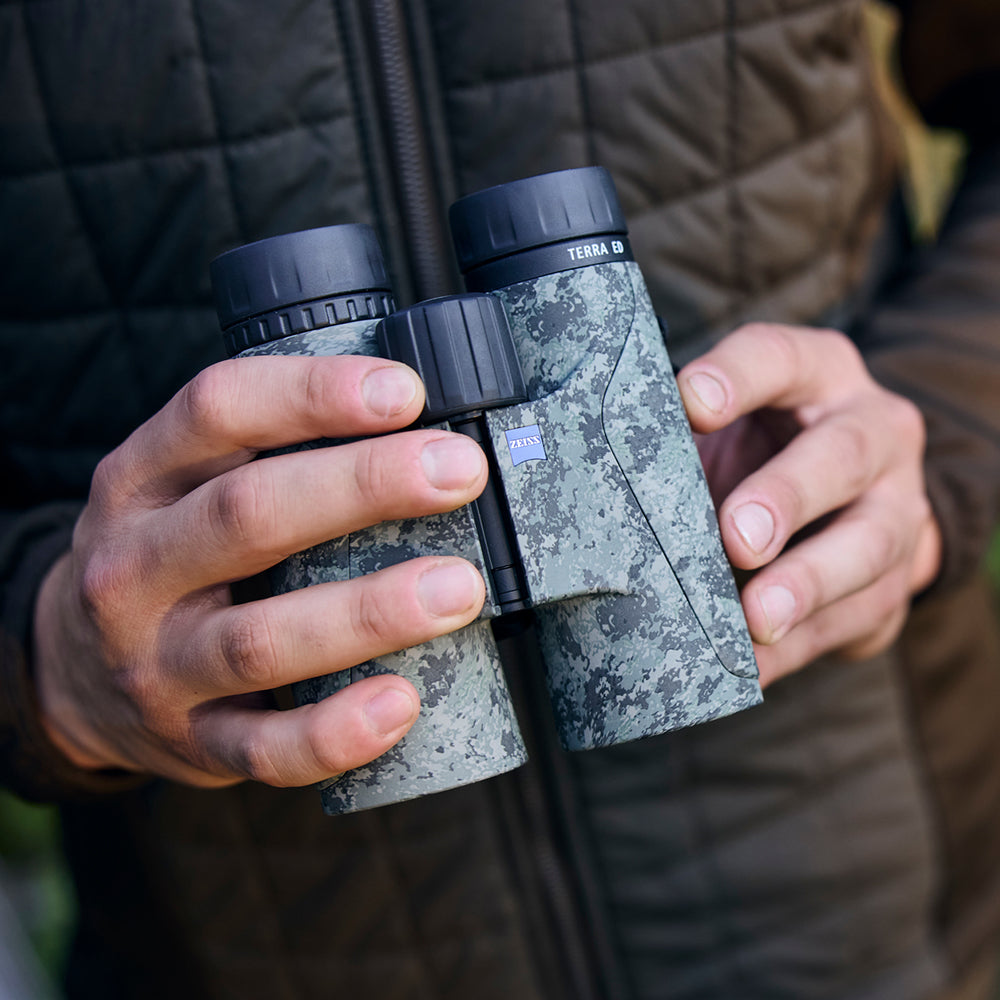 Zeiss Terra ED Camouflage Camo Binoculars in the hand